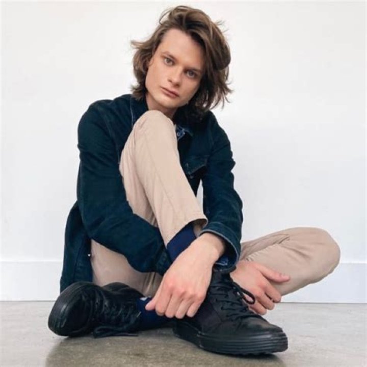 Charlie Tahan Height, Weight, Age, Girlfriend, Family, Facts, Biography