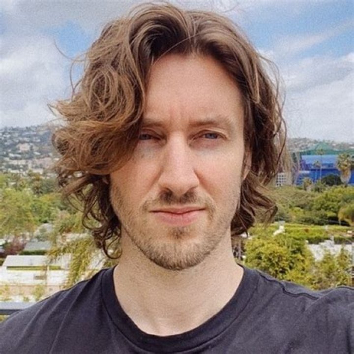 Dean Lewis Height, Weight, Age, Girlfriend, Family, Facts, Biography