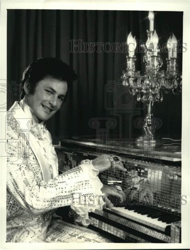 Does Victor Garber Play Piano?