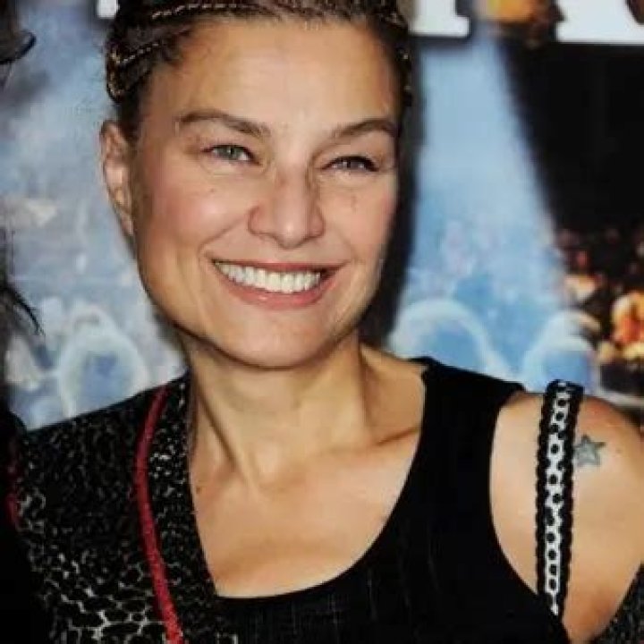 Elli Medeiros Net Worth | Celebrity Net Worth