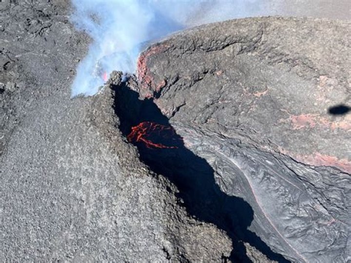 Hawaii's Mauna Loa, the World's Largest Active Volcano, Is Erupting—Here's What Happens Now