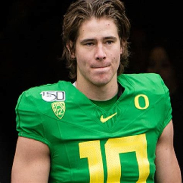 Justin Herbert Biography (Career Stats, Family, Relationship, Affair, Girlfriend, Salary, Contract)
