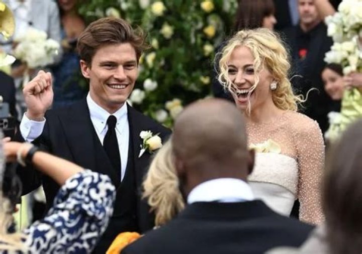 Pixie Lott Height, Weight, Age, Boyfriend, Family, Facts, Biography