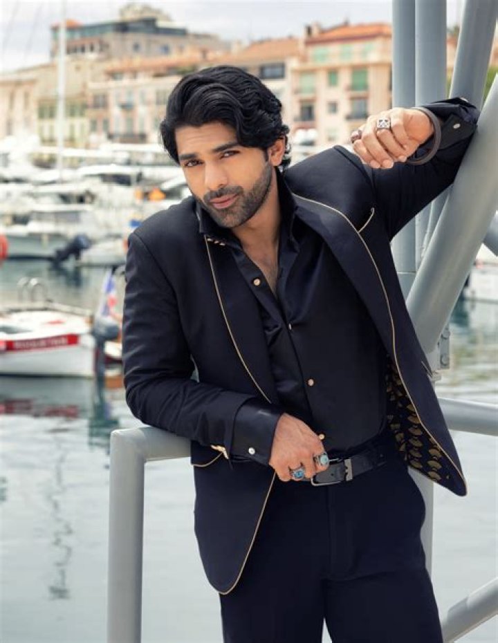 Taha Shah Badussha Height, Weight, Age, Body Statistics