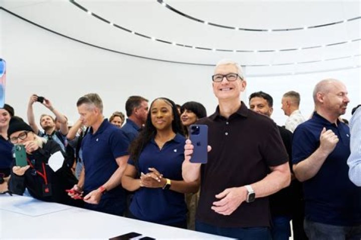 Tim Cook Takes $1.6 Million Pay Cut Due To Apple's Latest Stuggles
