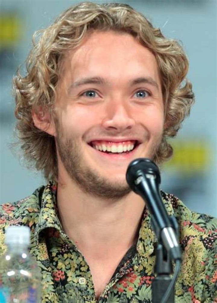 Toby Regbo Height, Weight, Age, Girlfriend, Family, Facts, Biography