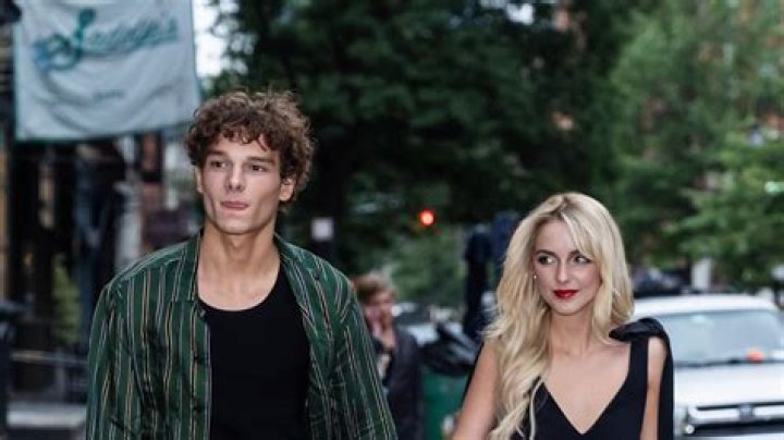 Who is April Gooding Dating Now?