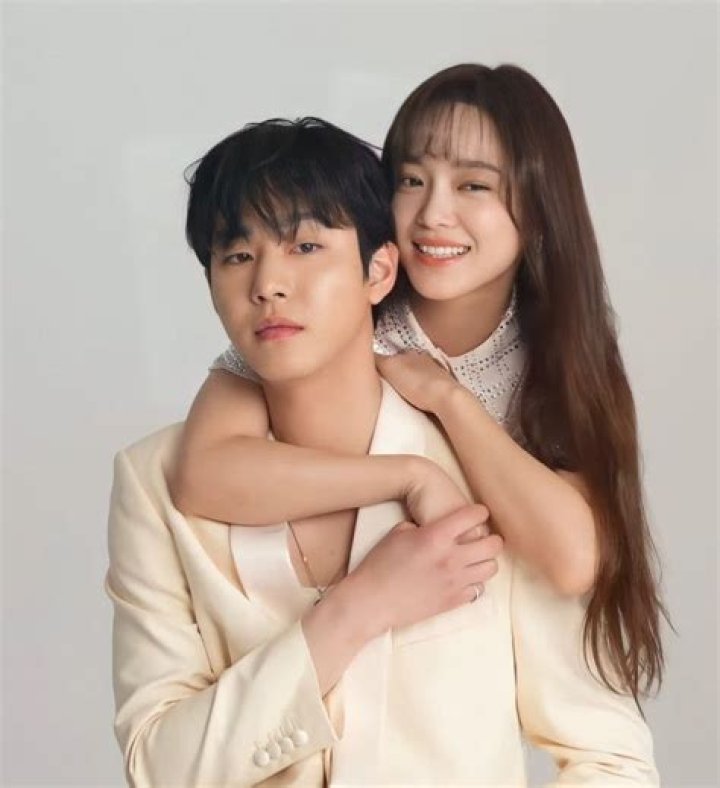 Who is Heyoon Jeong Dating Now?