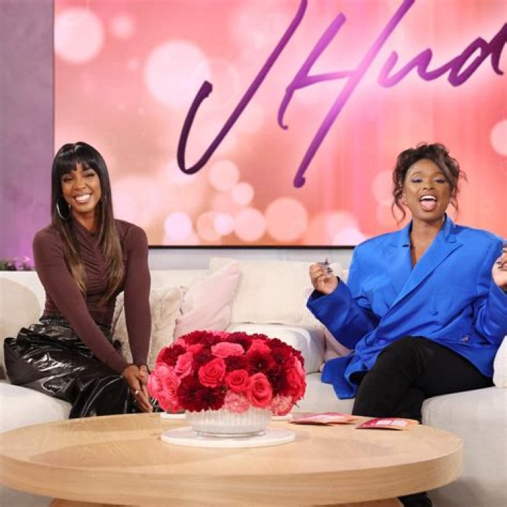 Who is Kelly KiKx Dating Now?